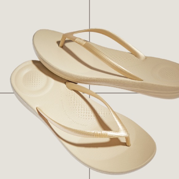 Fitflop Shoes - Fitflop creamy-gold comfort flip flops. Women size 9.